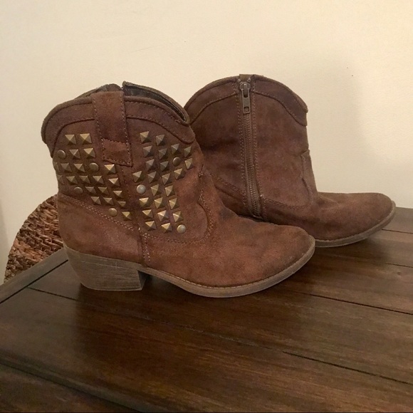 Studded and stylish brown booties - Picture 1 of 6